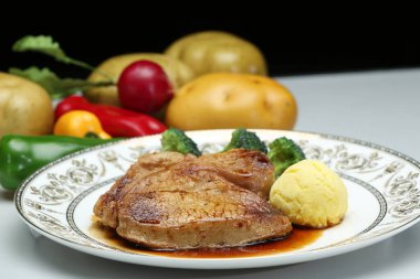 Sebzeli, beyaz tabakta.