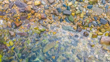 Okyanus kıyısındaki kayalara vuran dalgaların görüntüsü.