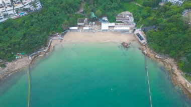 2 Ekim 2022 Silverstrand Sahili ve yeşil tepelerin güzel manzarası