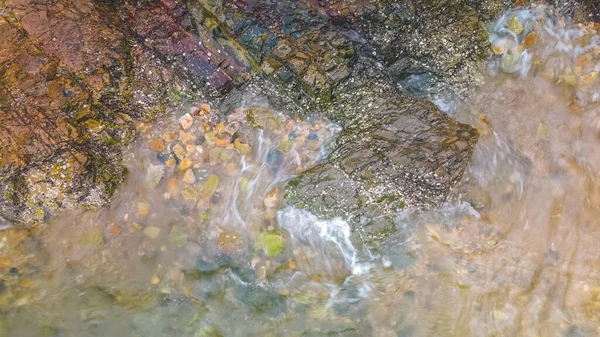 Het Schot Van Golven Raken Rotsen Kust Van Oceaan — Stockfoto