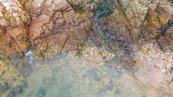 海浪拍击海岸岩石的镜头 — 图库照片