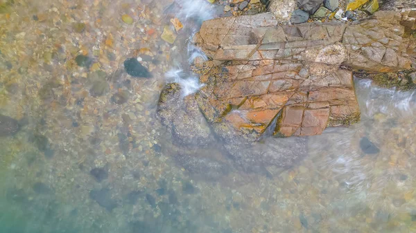海浪拍击海岸岩石的镜头 — 图库照片