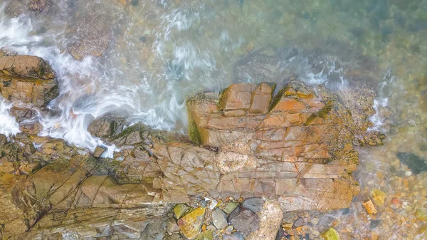 Der Schuss Von Wellen Die Auf Felsen Der Küste Des — Stockfoto