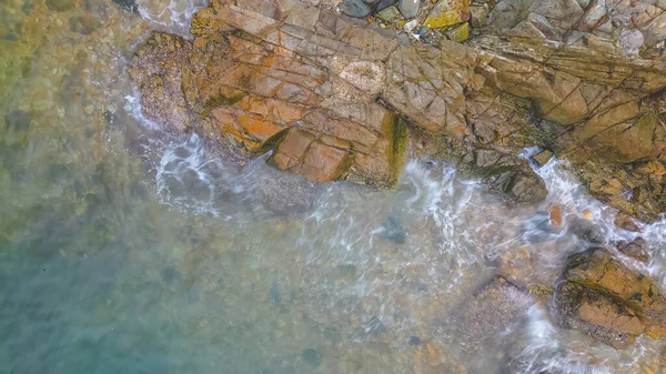 Tiro Das Ondas Que Batem Rochas Costa Oceano — Fotografia de Stock
