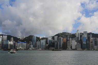 1 Temmuz 2012 Victoria Limanı üzerinde Hong Kong siluet manzarası