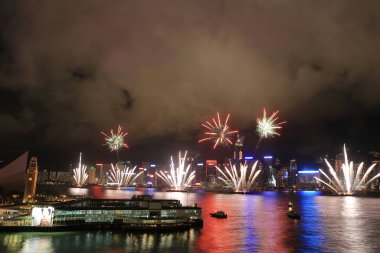 1 Temmuz 2012 'de Victoria Limanı üzerinde Hong Kong silueti