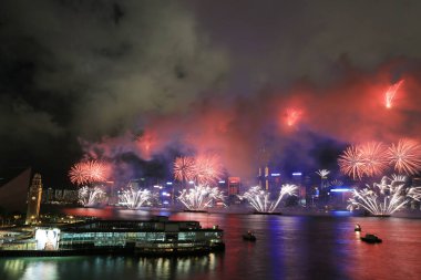 1 Temmuz 2012 'de Victoria Limanı üzerinde Hong Kong silueti