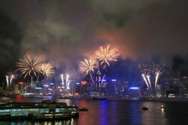 1 Temmuz 2012 'de Victoria Limanı üzerinde Hong Kong silueti