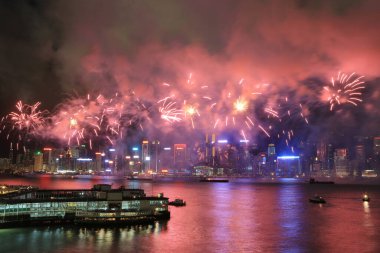 1 Temmuz 2012 'de Victoria Limanı üzerinde Hong Kong silueti
