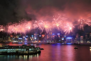 1 Temmuz 2012 'de Victoria Limanı üzerinde Hong Kong silueti