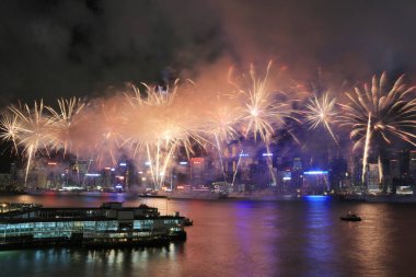 1 Temmuz 2012 'de Victoria Limanı üzerinde Hong Kong silueti