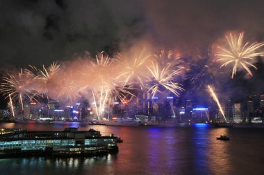 1 Temmuz 2012 'de Victoria Limanı üzerinde Hong Kong silueti