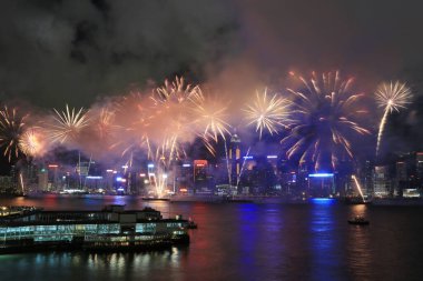 1 Temmuz 2012 'de Victoria Limanı üzerinde Hong Kong silueti