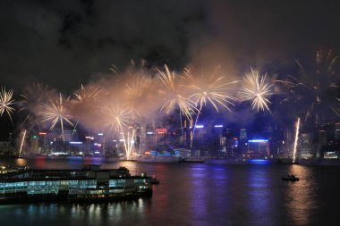 1 Temmuz 2012 'de Victoria Limanı üzerinde Hong Kong silueti