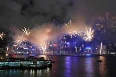1 Temmuz 2012 'de Victoria Limanı üzerinde Hong Kong silueti