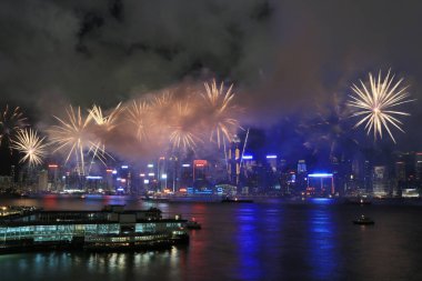 1 Temmuz 2012 'de Victoria Limanı üzerinde Hong Kong silueti