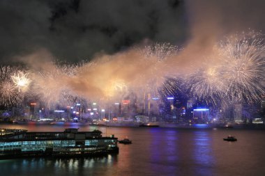 1 Temmuz 2012 'de Victoria Limanı üzerinde Hong Kong silueti