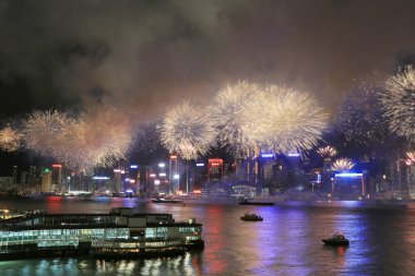 1 Temmuz 2012 'de Victoria Limanı üzerinde Hong Kong silueti