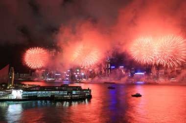 1 Temmuz 2012 'de Victoria Limanı üzerinde Hong Kong silueti