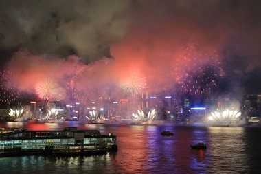 1 Temmuz 2012 'de Victoria Limanı üzerinde Hong Kong silueti