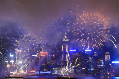 1 Temmuz 2012 'de Victoria Limanı üzerinde Hong Kong silueti