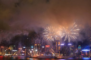 1 Temmuz 2012 'de Victoria Limanı üzerinde Hong Kong silueti