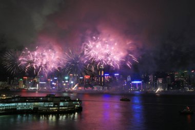 1 Temmuz 2012 'de Victoria Limanı üzerinde Hong Kong silueti