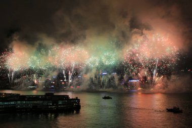 1 Temmuz 2012 'de Victoria Limanı üzerinde Hong Kong silueti