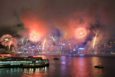 1 Temmuz 2012 'de Victoria Limanı üzerinde Hong Kong silueti