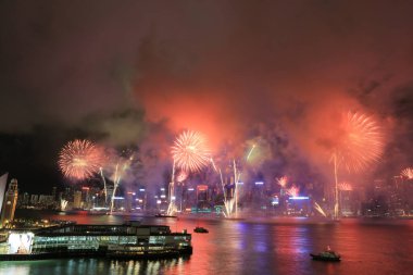 1 Temmuz 2012 'de Victoria Limanı üzerinde Hong Kong silueti