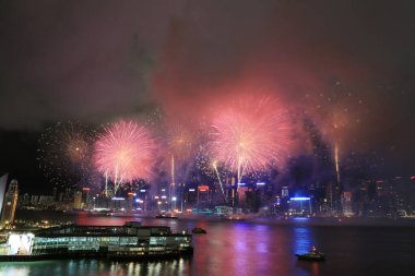 1 Temmuz 2012 'de Victoria Limanı üzerinde Hong Kong silueti