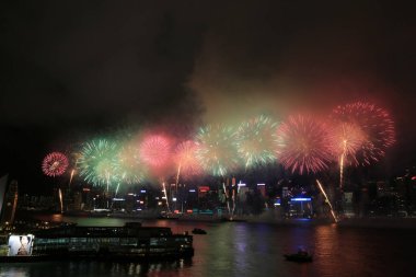 1 Temmuz 2012 'de Victoria Limanı üzerinde Hong Kong silueti