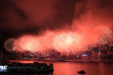 1 Temmuz 2012 'de Victoria Limanı üzerinde Hong Kong silueti