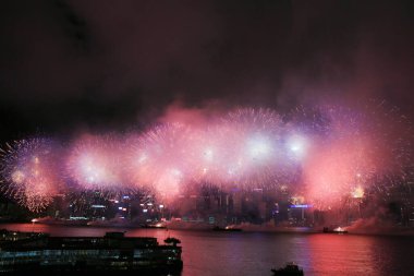 1 Temmuz 2012 'de Victoria Limanı üzerinde Hong Kong silueti