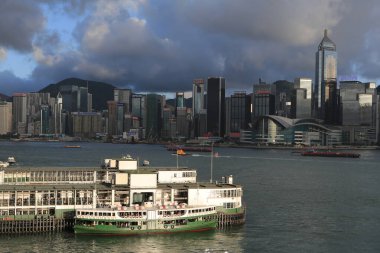 1 Temmuz 2012 Tsim Sha Tsui limanındaki Star Ferry Terminali