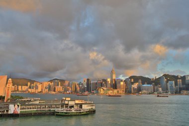 1 Temmuz 2012 Tsim Sha Tsui limanındaki Star Ferry Terminali