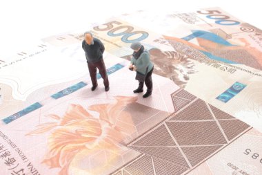 Emeklilik, finans, aile bütçesi konsepti, mini yaşlılar.