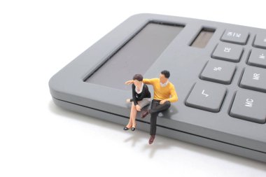 Hesap makinesi ve iş konsepti olan mini bir aşık.