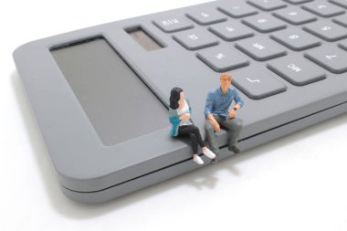 Hesap makinesi ve iş konsepti olan mini bir aşık.