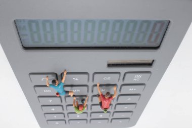 küçük bir figür hesap makinesine tırman