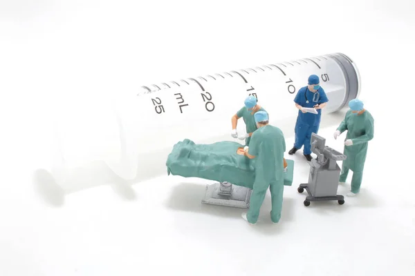Miniaturní Chirurgové Připravující Vybavení Pro Chirurgii — Stock fotografie