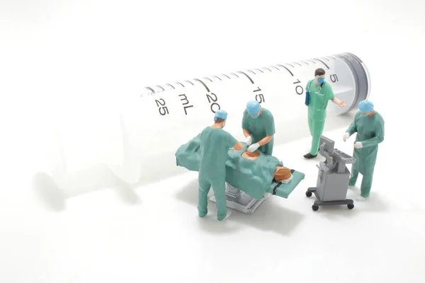 Mini Chirurgen Voorbereiding Van Apparatuur Voor Chirurgie — Stockfoto