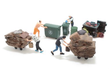 bir koleksiyon, ağırlık geri dönüşüm malzemesi, karton ve plastik şişeler,