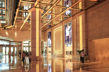 Şehir merkezindeki kumarhanenin içinde renkli ışık oyunları var. 4 Temmuz 2012