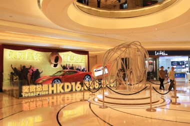 Şehir merkezindeki kumarhanenin içinde renkli ışık oyunları var. 4 Temmuz 2012