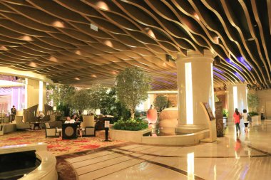 Şehir merkezindeki kumarhanenin içinde renkli ışık oyunları var. 4 Temmuz 2012