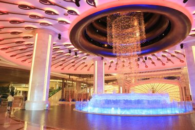 Şehir merkezindeki kumarhanenin içinde renkli ışık oyunları var. 4 Temmuz 2012