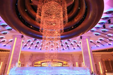 Şehir merkezindeki kumarhanenin içinde renkli ışık oyunları var. 4 Temmuz 2012