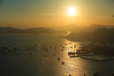 2 Temmuz 2012 Taşkesiciler Köprüsü Taşkesiciler Adası 'nı konteyner terminaline bağladı