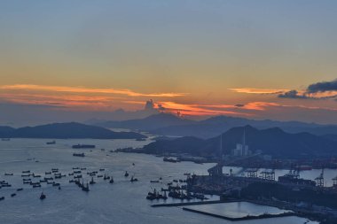 2 Temmuz 2012 Taşkesiciler Köprüsü Taşkesiciler Adası 'nı konteyner terminaline bağladı